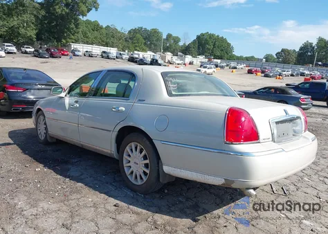 2006 Lincoln Town Car Signature z USA, uszkodzony, nr VIN 1LNHM81V56Y614936
